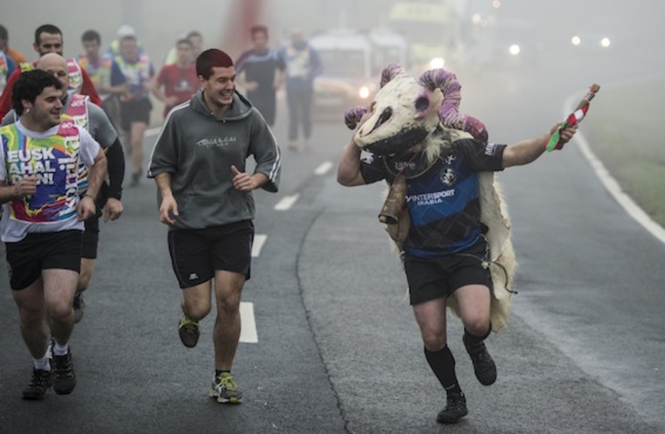 Korrika, Otxondoko portuan gora. (Jagoba MANTEROLA/ARGAZKI PRESS) Korrika, Otxondoko portuan gora. (Jagoba MANTEROLA/ARGAZKI PRESS)