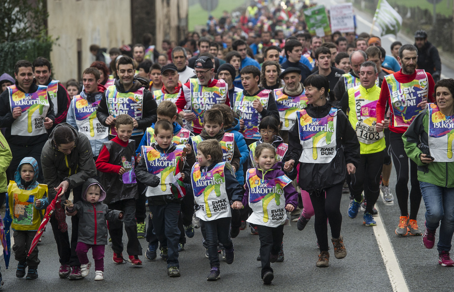 Gaztetxoenek ere ilusioz gainezka hartu dute parte. (Jagoba MANTEROLA/ARGAZKI PRESS) Gaztetxoenek ere ilusioz gainezka hartu dute parte. (Jagoba MANTEROLA/ARGAZKI PRESS)