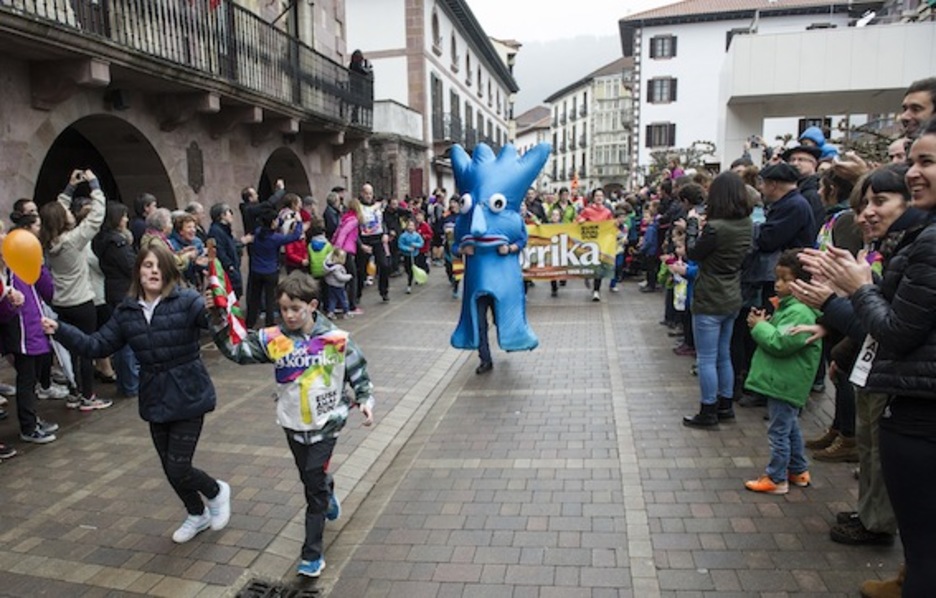Giro ederrean pasa da Korrika Elizondotik. (Jagoba MANTEROLA/ARGAZKI PRESS) Giro ederrean pasa da Korrika Elizondotik. (Jagoba MANTEROLA/ARGAZKI PRESS)