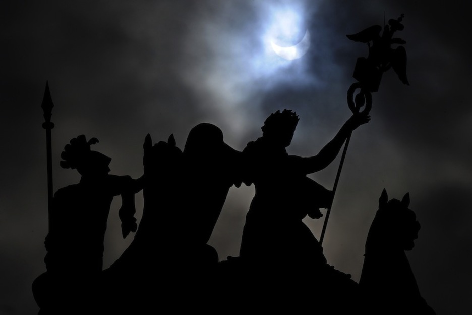 Imagen del eclipse justo encima del Arco del General Staff, en San Petesburgo, Rusia. (Olga MALTSEVA/AFP)