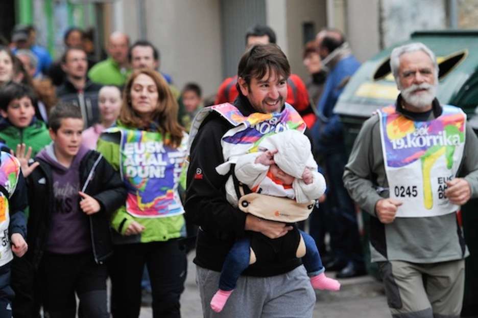 Txiki-txikitatik has daiteke Korrikan parte hartzen. (Idoia ZABALETA/ARGAZKI PRESS) Txiki-txikitatik has daiteke Korrikan parte hartzen. (Idoia ZABALETA/ARGAZKI PRESS)