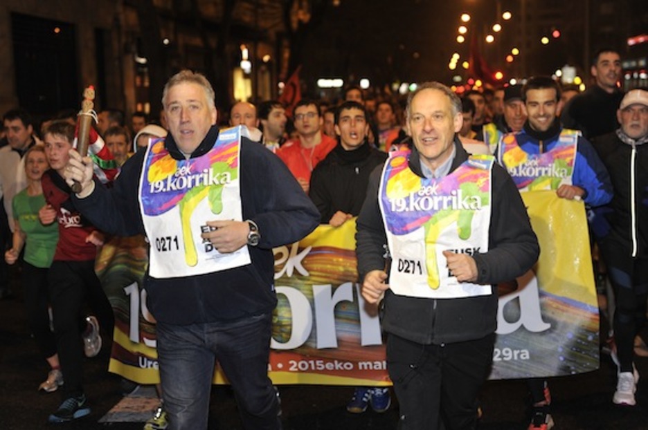 EH Bilduko Joseba Asiron eta Adolfo Araiz, Iruñeko karriketan. (Idoia ZABALETA/ARGAZKI PRESS) EH Bilduko Joseba Asiron eta Adolfo Araiz, Iruñeko karriketan. (Idoia ZABALETA/ARGAZKI PRESS)