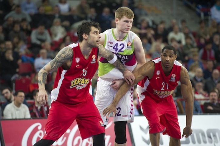 Un momento del encuentro entre Baskonia y Olympiacos. (Juanan RUIZ/ARGAZKI PRESS)