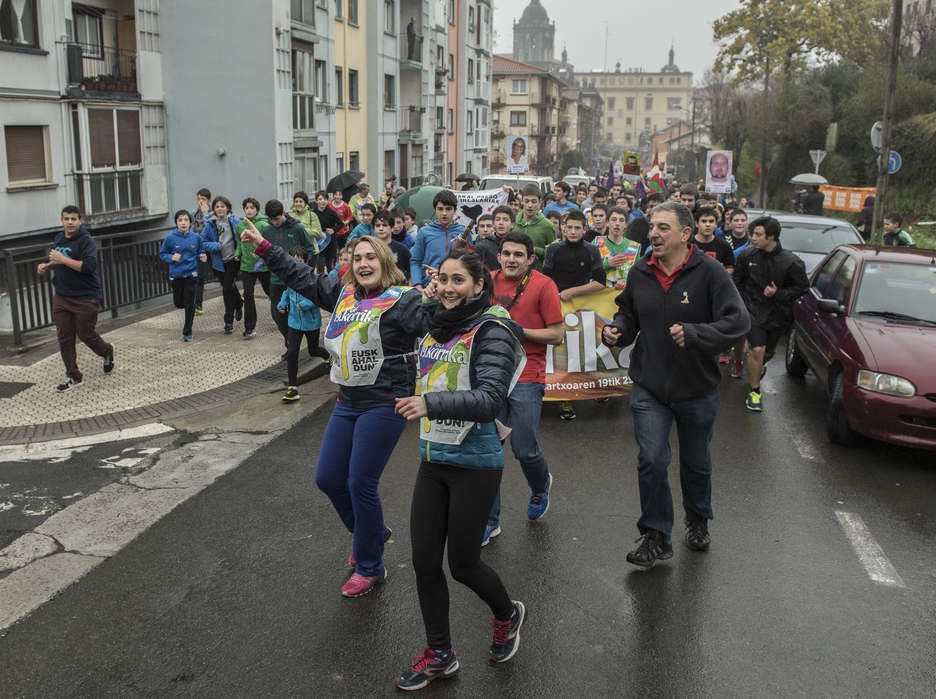 Furgoneta erratu egin da Hernanin. (Gorka RUBIO / ARGAZKI PRESS) Furgoneta erratu egin da Hernanin. (Gorka RUBIO / ARGAZKI PRESS)