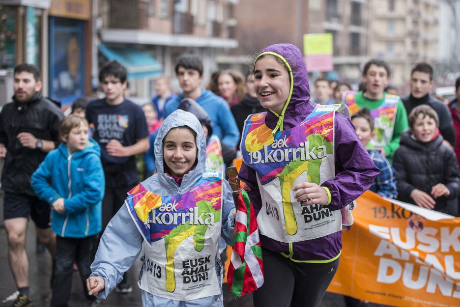 Gaztetxoak korrika Hernanin. (Gorka RUBIO / ARGAZKI PRESS) Gaztetxoak korrika Hernanin. (Gorka RUBIO / ARGAZKI PRESS)