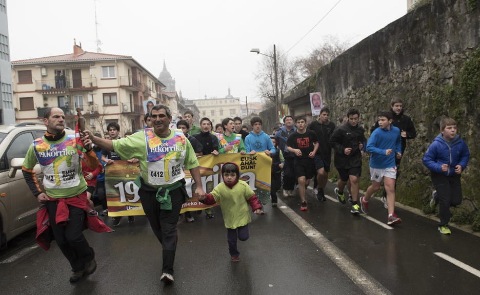 Jende andana batu da Hernanin. (Gorka RUBIO / ARGAZKI PRESS) Jende andana batu da Hernanin. (Gorka RUBIO / ARGAZKI PRESS)