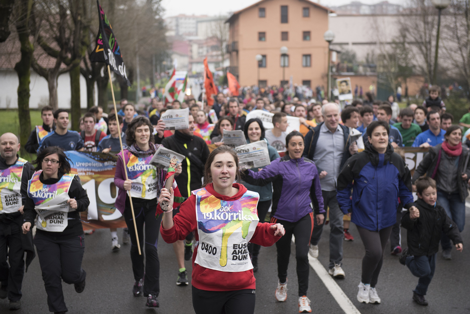 Berria egunkariko langileak Andoainen eraman dute lekukoa. (Gorka RUBIO / ARGAZKI PRESS) Berria egunkariko langileak Andoainen eraman dute lekukoa. (Gorka RUBIO / ARGAZKI PRESS)