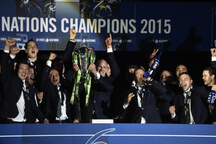 La plantilla de Irlanda ha celebrado el triunfo en Edimburgo. (Ian MACNICOL/AFP) 