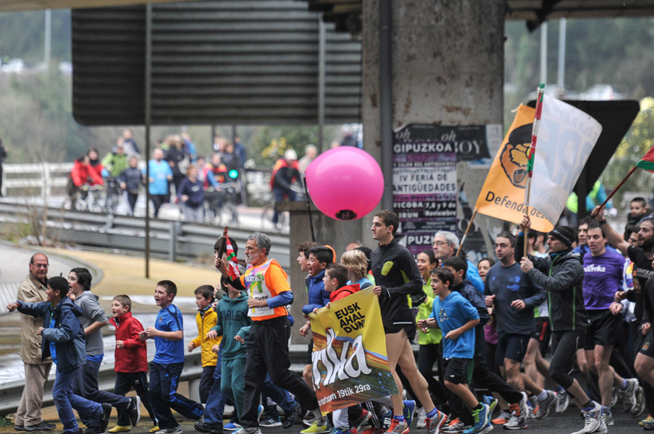 Korrikalari andana batu dira gande goizean. (Idoia ZABALETA / ARGAZKI PRESS) Korrikalari andana batu dira gande goizean. (Idoia ZABALETA / ARGAZKI PRESS)