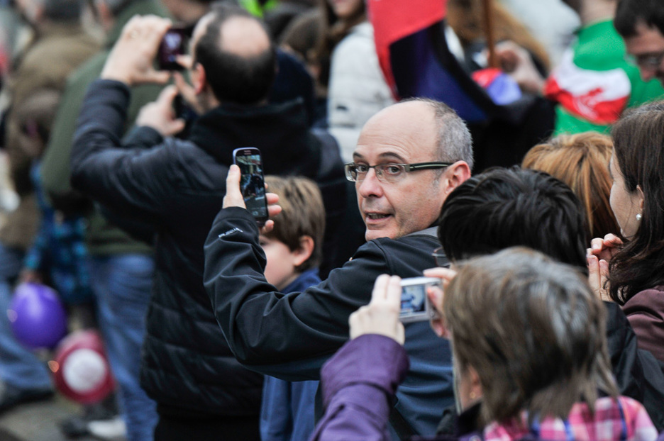Jendea lasterketa grabatzen. (Idoia ZABALETA / ARGAZKI PRESS) Jendea lasterketa grabatzen. (Idoia ZABALETA / ARGAZKI PRESS)