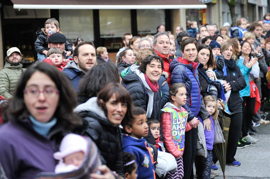 Jendetza batu da Donostian. (Idoia ZABALETA / ARGAZKI PRESS) Jendetza batu da Donostian. (Idoia ZABALETA / ARGAZKI PRESS)