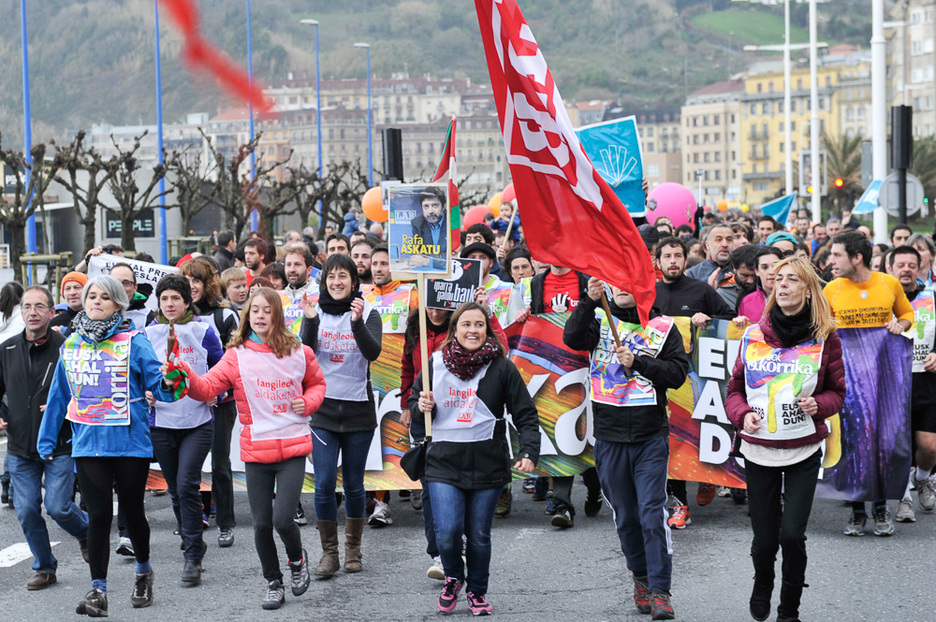 LAB sindikatuko ordezkariak korrika. (Idoia ZABALETA / ARGAZKI PRESS) LAB sindikatuko ordezkariak korrika. (Idoia ZABALETA / ARGAZKI PRESS)