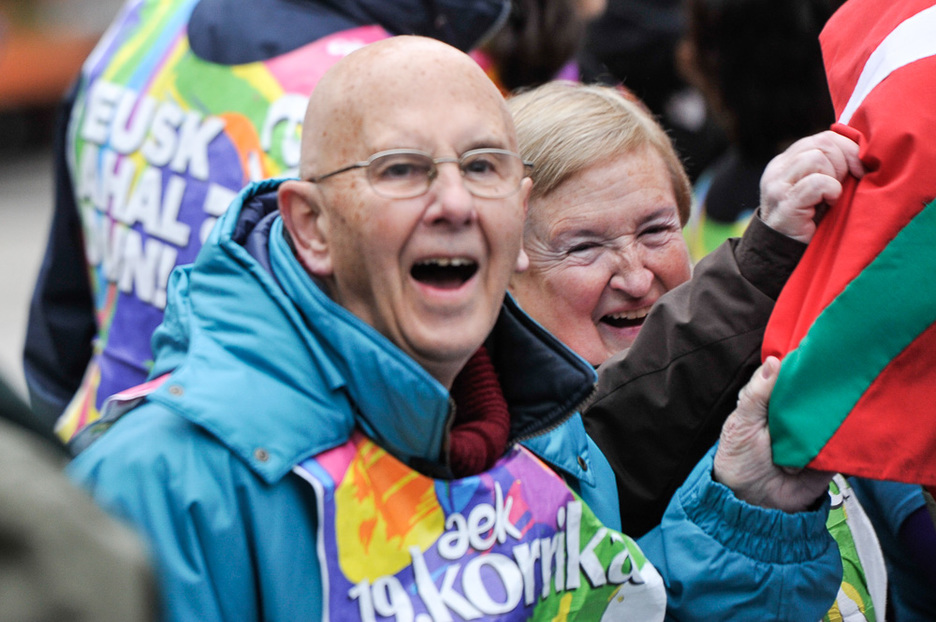 Adin guztietako jendea hurbiltzen da Korrika iksutera. (Idoia ZABALETA / ARGAZKI PRESS) Adin guztietako jendea hurbiltzen da Korrika iksutera. (Idoia ZABALETA / ARGAZKI PRESS)