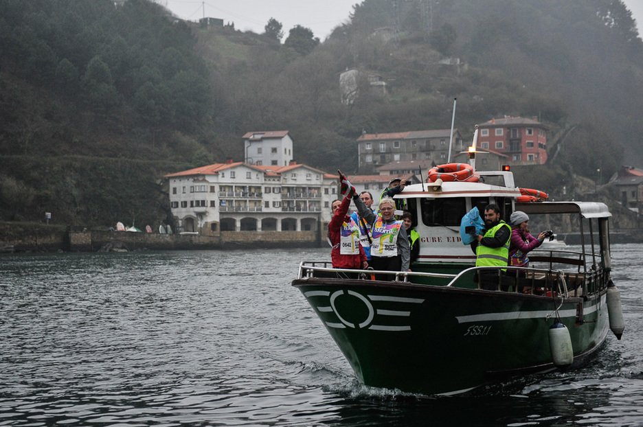 Motora batean eraman dute lekukoa Pasaian. (Idoia ZABALETA / ARGAZKI PRESS) Motora batean eraman dute lekukoa Pasaian. (Idoia ZABALETA / ARGAZKI PRESS)