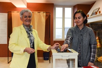 Leonie Aguergaray, EH Baiko hautagaia, bozkatzen. (Isabelle MIQUELESTORENA)