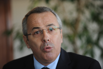 Le maire angloy et conseiller général sortant Claude Olive est partie en lice avec la centriste Florence Lasserre David. © Gaizka Iroz