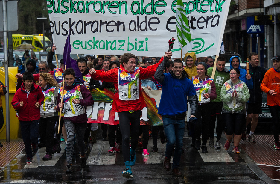 Alaitasunez egin dute Korrika Durangon. (Luis JAUREGIALTZO / ARGAZKI PRESS)