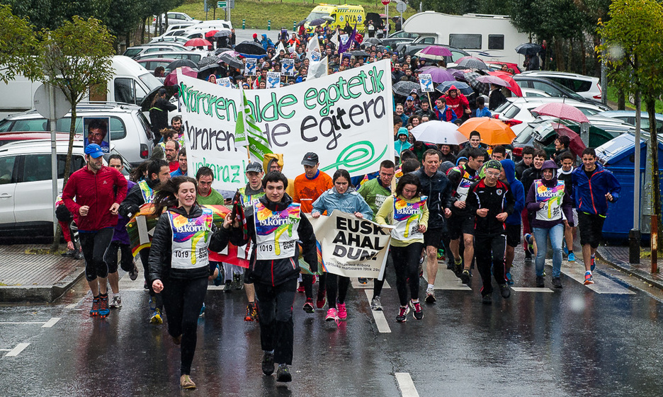 Durango atzean utziz, aurrera egin du Korrikak. (Luis JAUREGIALTZO / ARGAZKI PRESS)
