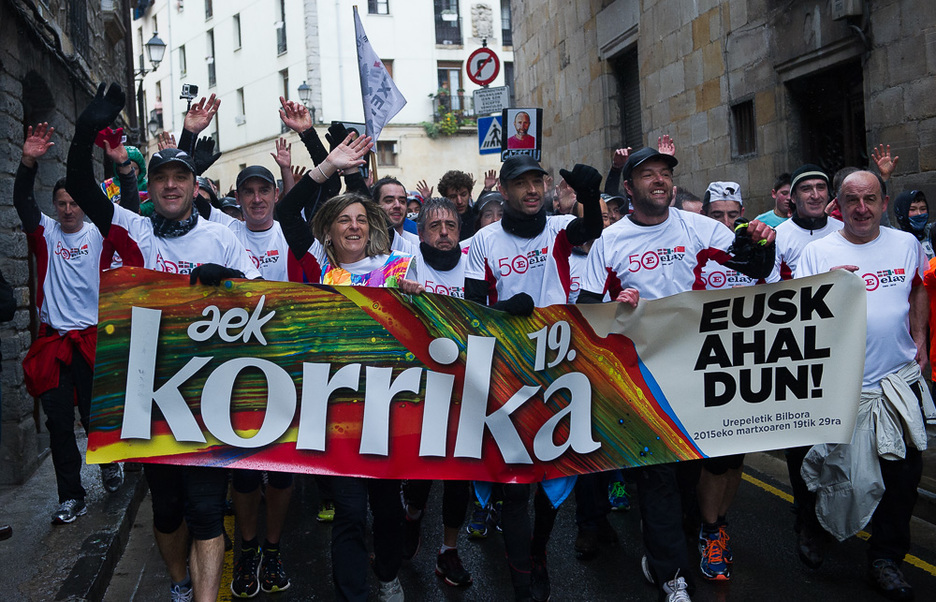 Eskuak gora Bergarako kaleetan barrena. (Luis JAUREGIALTZO / ARGAZKI PRESS)