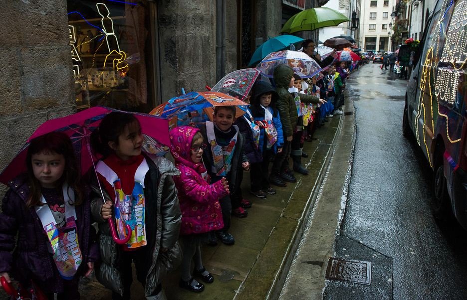 Txikiak Korrikaren zain Bergaran. (Luis JAUREGIALTZO / ARGAZKI PRESS)