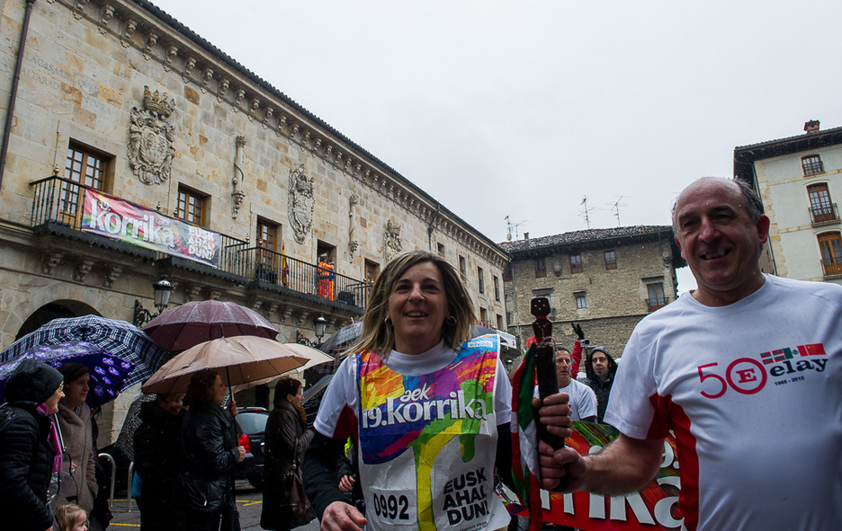 Korrika Bergarako udaletxe aurretik. (Luis JAUREGIALTZO / ARGAZKI PRESS)