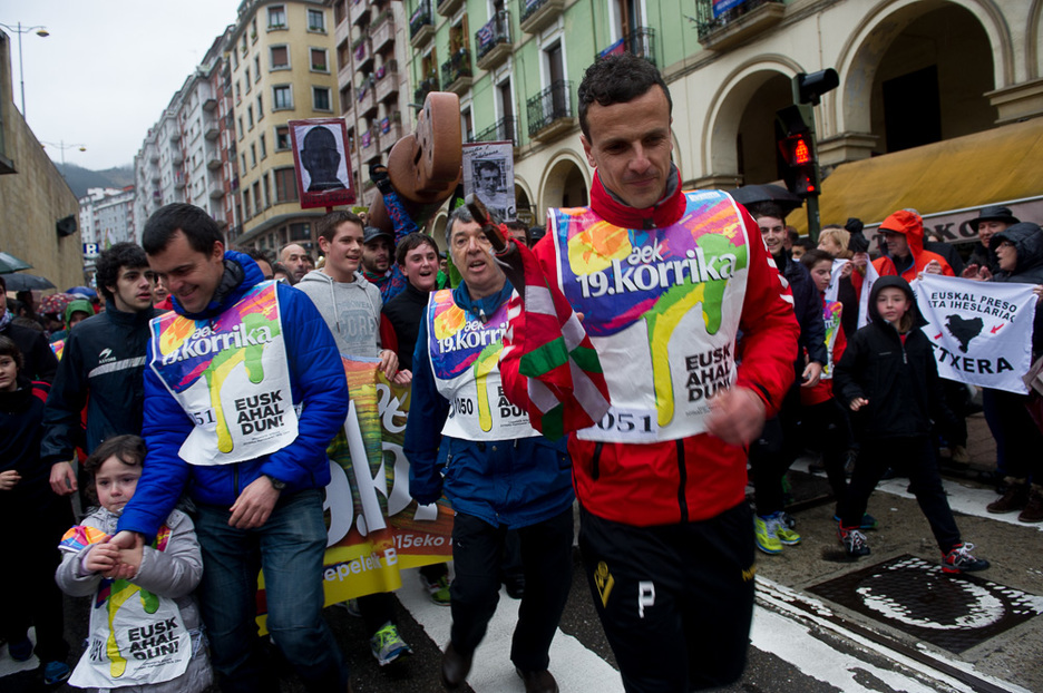 Eibar futbol taldeko kapitain den Txema Añibarrok hartu du lekukoa. (Raul BOGAJO / ARGAZKI PRESS)