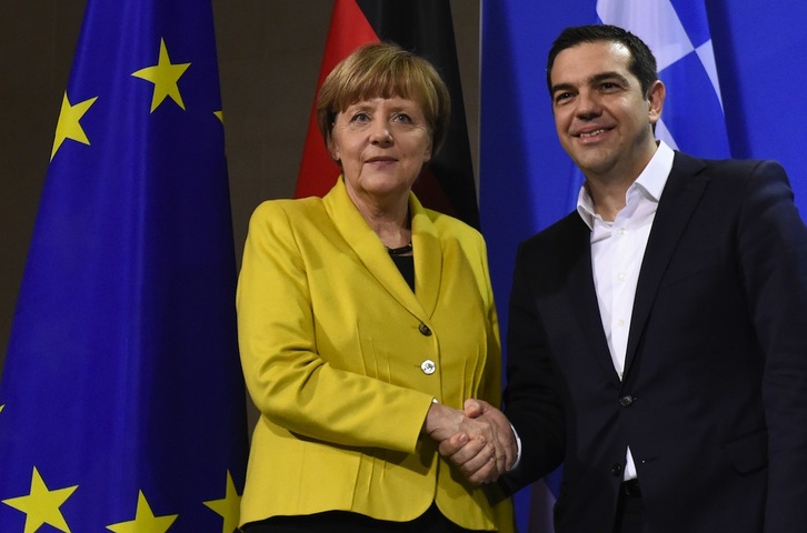 Merkel y Tsipras, tras la reunión celebrada en Berlin. (Tobias SCHWARZ / AFP)