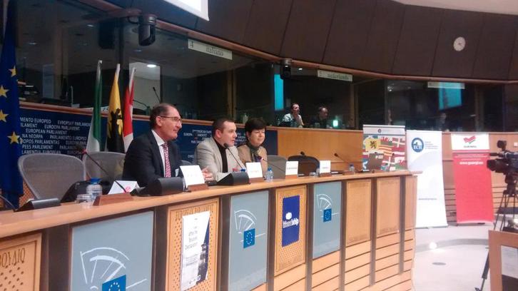 Currin, Demesmaeker y Brepoel, durante el acto. (@zalduariz)