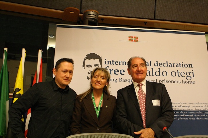 Fermin Muguruza, Martina Anderson (Sinn Féin) y Brian Currin han presentado la iniciativa. (@zalduariz)