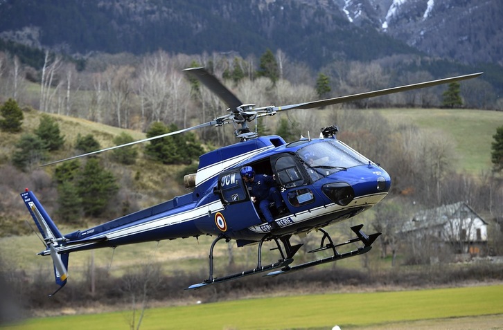 Equipos de rescate en la zona del accidente. (Anne-Christine POUJOULAT / AFP)