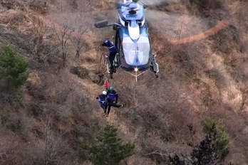 Los equipos de emergencias, trabajando en el lugar del accidente. (Denis BOIS/AFP PHOTO)