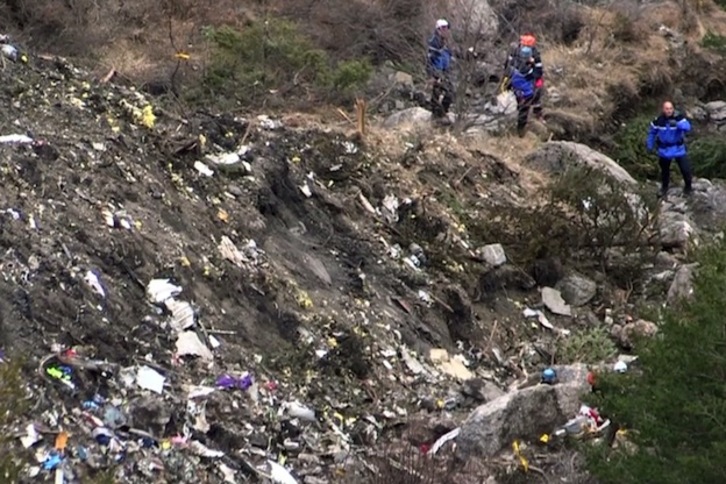 Equipos de rescate, entre restos del avión siniestrado. (Denis BOIS / AFP) 