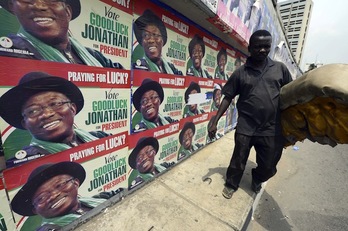 Carteles electorales para las presidenciales de este sábado en Nigeria. (Pius UTOMI EKPEI / AFP) 