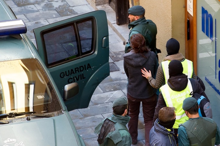 La Guardia Civil se lleva a Oihana Barrios en Iruñea. (Iñigo URIZ/ARGAZKI PRESS)