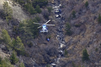 Los equipos de rescate buscan la segunda de las cajas negras. (Francis PELLIER / AFP)