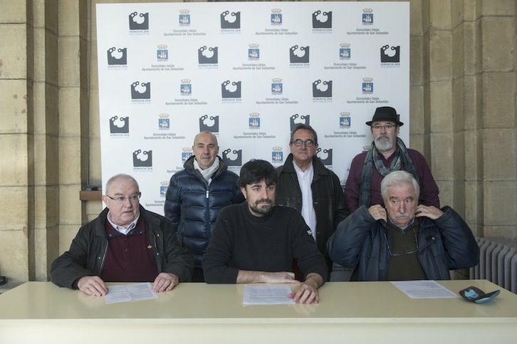 Comparecencia de los representantes de las Asociaciones de Vecinos de Donostia. (Jon URBE/ARGAZKI PRESS)