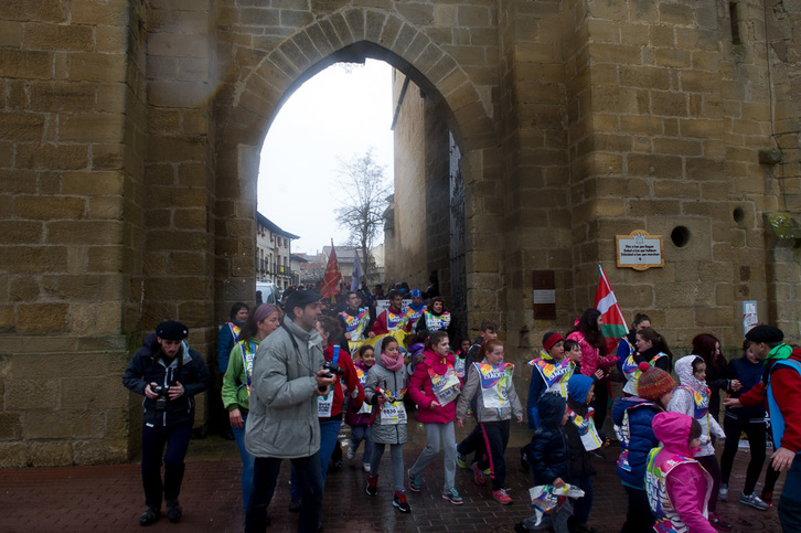 Los más pequeños, esperando la Korrika en Laguardia. (Raul BOGAJO / ARGAZKI PRESS)