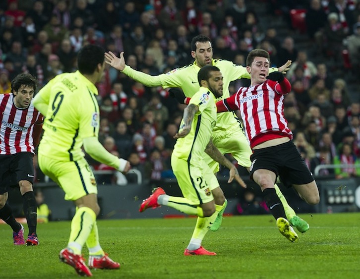 Alves y Laporte disputan un balón en el partido disputado en febrero en San Mames. (Luis JAUREGIALTZO / ARGAZKI PRESS)