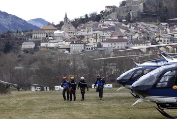 Miembros de los equipos de socorro. (Cristophe ENA/AFP PHOTO)