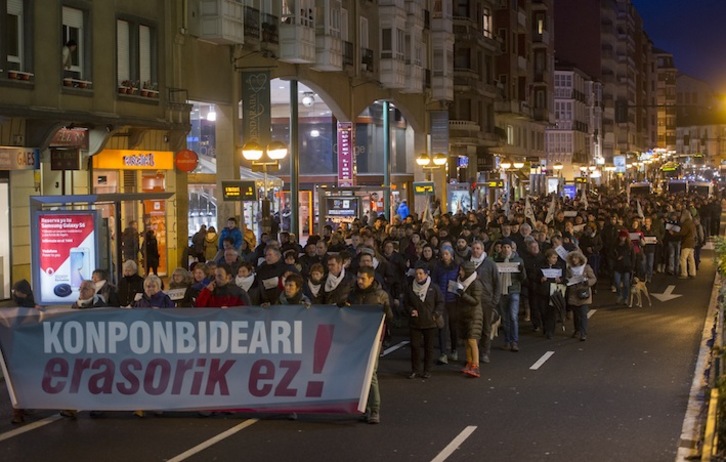 Una nutrida manifestación recorrió anoche Gasteiz para protestar por los arrestos. (Juanan RUIZ/ARGAZKI PRESS)
