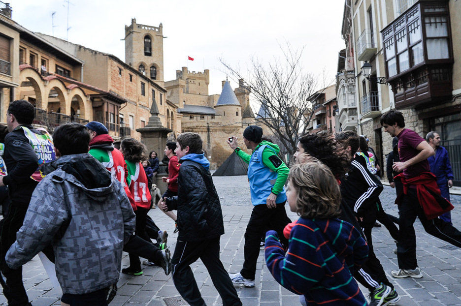 Korrika, a su paso por Erriberri, con el castillo de fondo. (Idoia ZABALETA / ARGAZKI PRESS) Korrika, a su paso por Erriberri, con el castillo de fondo. (Idoia ZABALETA / ARGAZKI PRESS)