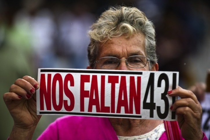 Una mujer, en la protesta de Ciudad de México. (Ronaldo SCHEMIDT/AFP PHOTO)
