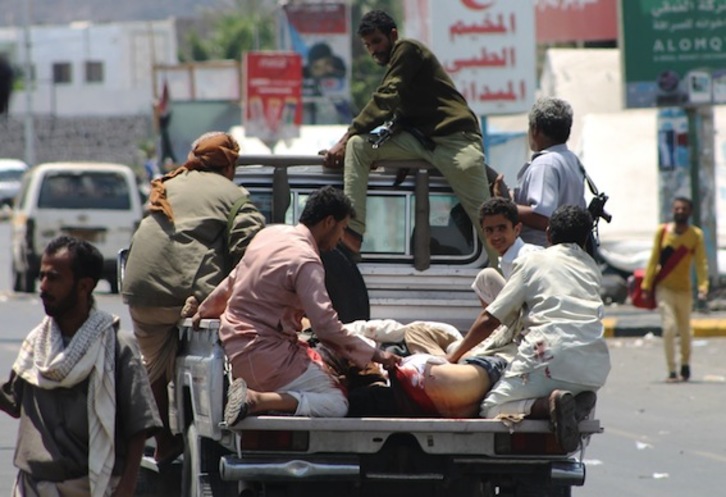 Yemeníes transportan a personas heridas en los bombardeos saudíes. (Saleh AL-OBEIDI/AFP PHOTO)