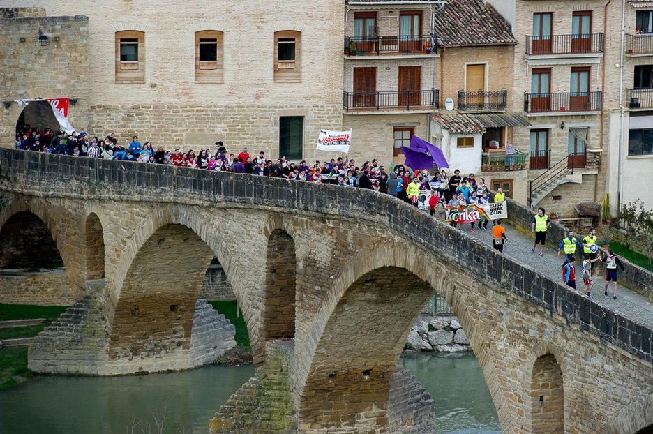 El puente de Gares se ha quedado pequeño para la multitud. (Iñigo URIZ / ARGAZKI PRESS)