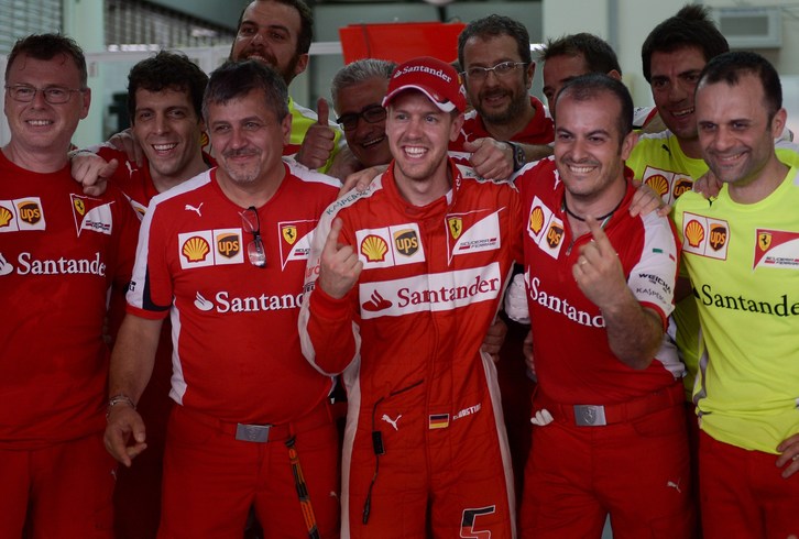 Vettel celebra la victoria con el equipo. (AFP)