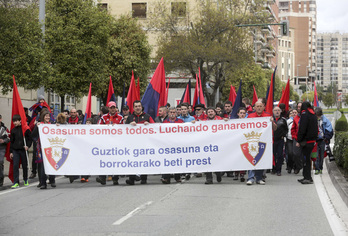 Manifestación en apoyo a Osasuna celebrada antes del partido. (Iñigo URIZ / ARGAZKI PRESS)