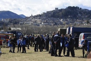 Los grupos de rescate se preparan esta mañana para una nueva jornada de trabajo. (Jean-Pierre CLATOT)