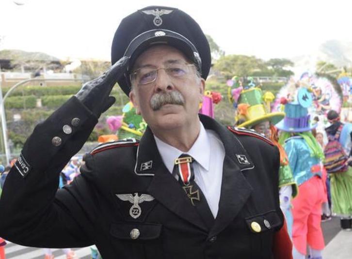 Juan José Gastañazatorre, edil del PP en Durango, disfrazado de nazi en los carnavales de Tenerife. (EL DÍA)