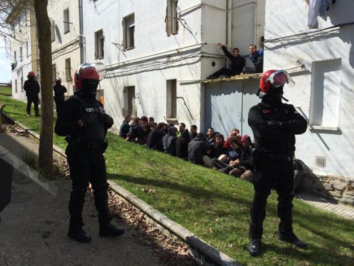 Polizia ugari dago Errekaleor auzoan.  (@KikeFdzdePinedo) 
