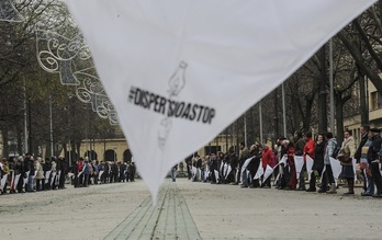Cadena humana contra la dispersión, en diciembre pasado. (Jagoba MANTEROLA/ARGAZKI PRESS)
